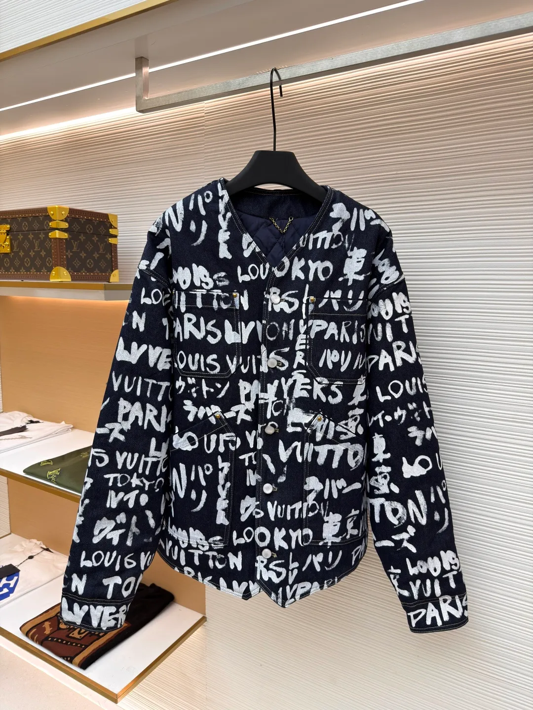 LOUIS VUITTON Tokyo-limited graffiti denim jacket ●Original version: 29999 purchase and development ●Item number: 1680939-C30 ●Fabric: denim fabric ●Technology: washed production ●Version: fitted version ●Weight: about 1180 grams ●Size: 46-48-50-52 ●Description: LV Scribble The print shows the encounter between traditional Japanese calligraphy and Western street art, using a "hand-drawn" style to express the brand logo, Paris and Tokyo. The casual design has an urban feel and can be paired with the matching jacket to complete the show. The overall wiring is straight and delicate, the fabric is comfortable and soft, and the color is consistent without color difference. It can be matched with the same style to create a fashionable look and control various occasions. Customized accessories, complete with three standards, same style for men and women!
